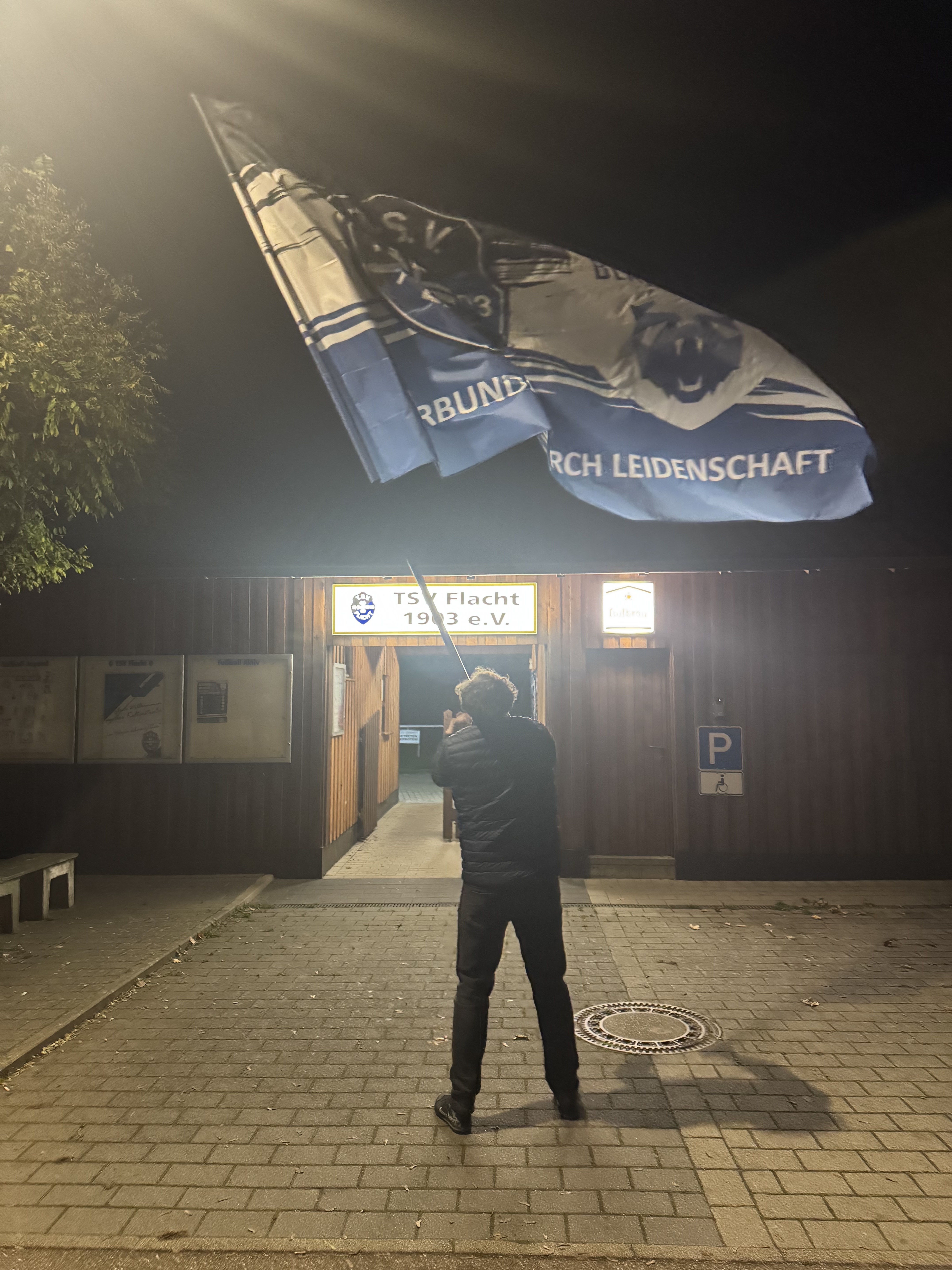 Fahne an den Fanclub Blaubärenbande übergeben - viel Spaß damit!